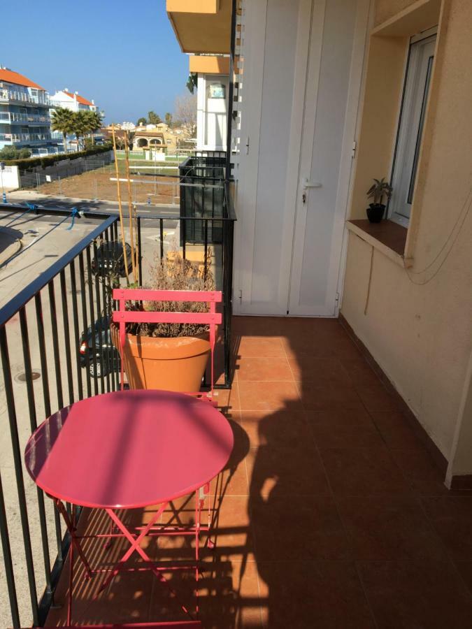 Golden Park Apartment Дения Екстериор снимка